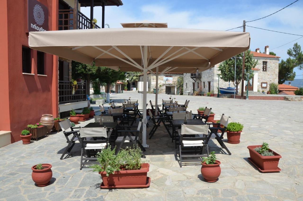 Helianthus Guesthouse Amoliani Bagian luar foto