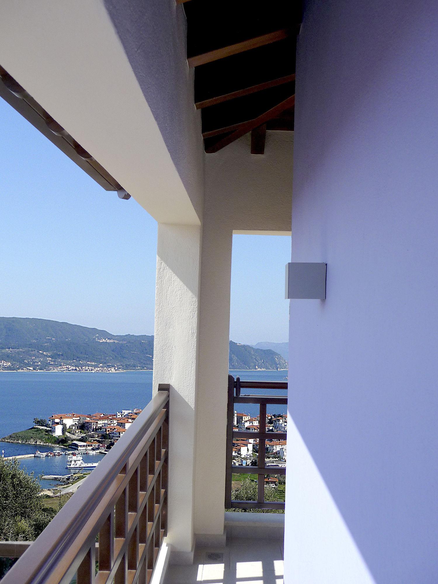 Helianthus Guesthouse Amoliani Bagian luar foto